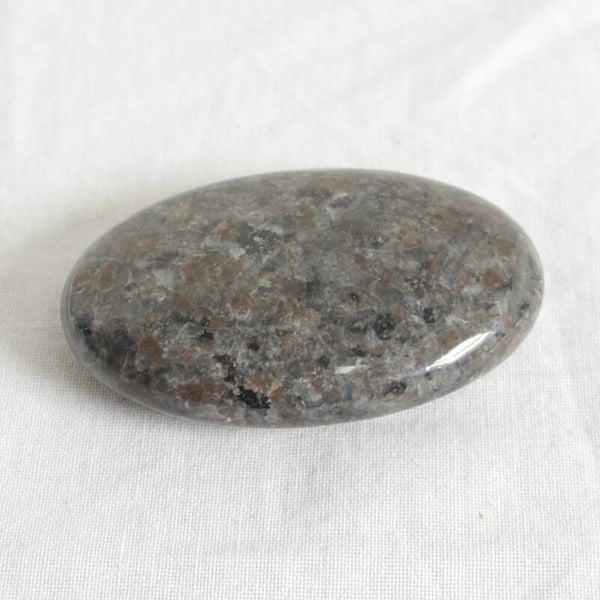 Syeniet sodaliet 'Yooperlite' handsteen
