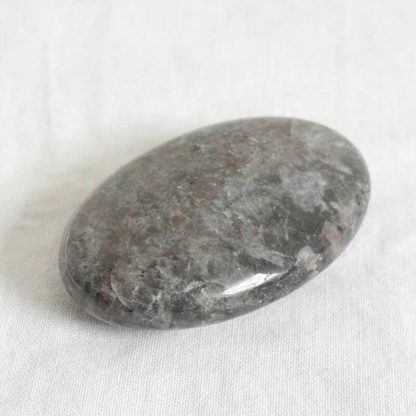 Syeniet sodaliet 'Yooperlite' handsteen