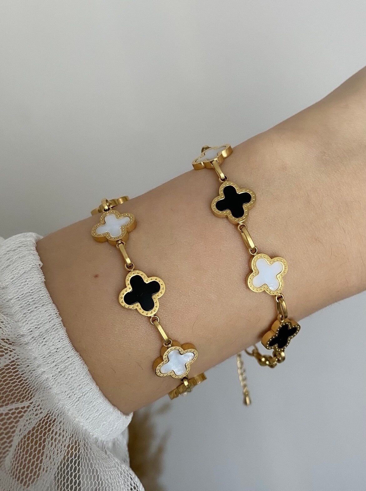 SIYAH BEYAZ YONCA BILEKLIK