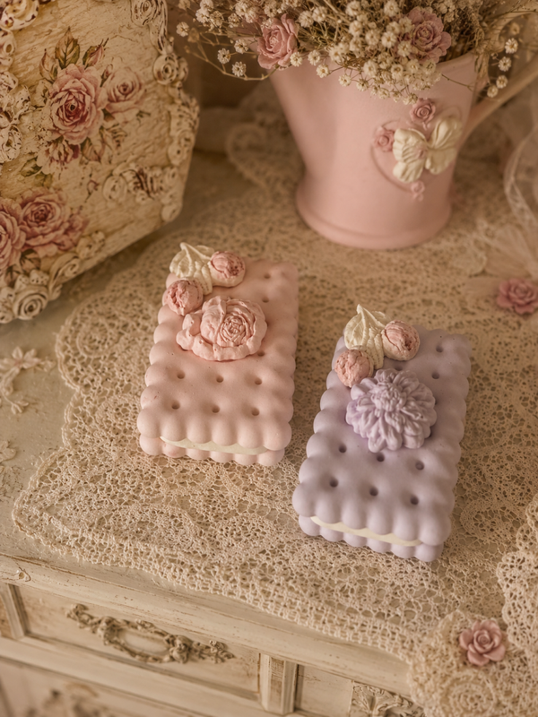 Part de gâteau décorative disponible en rose ou parme