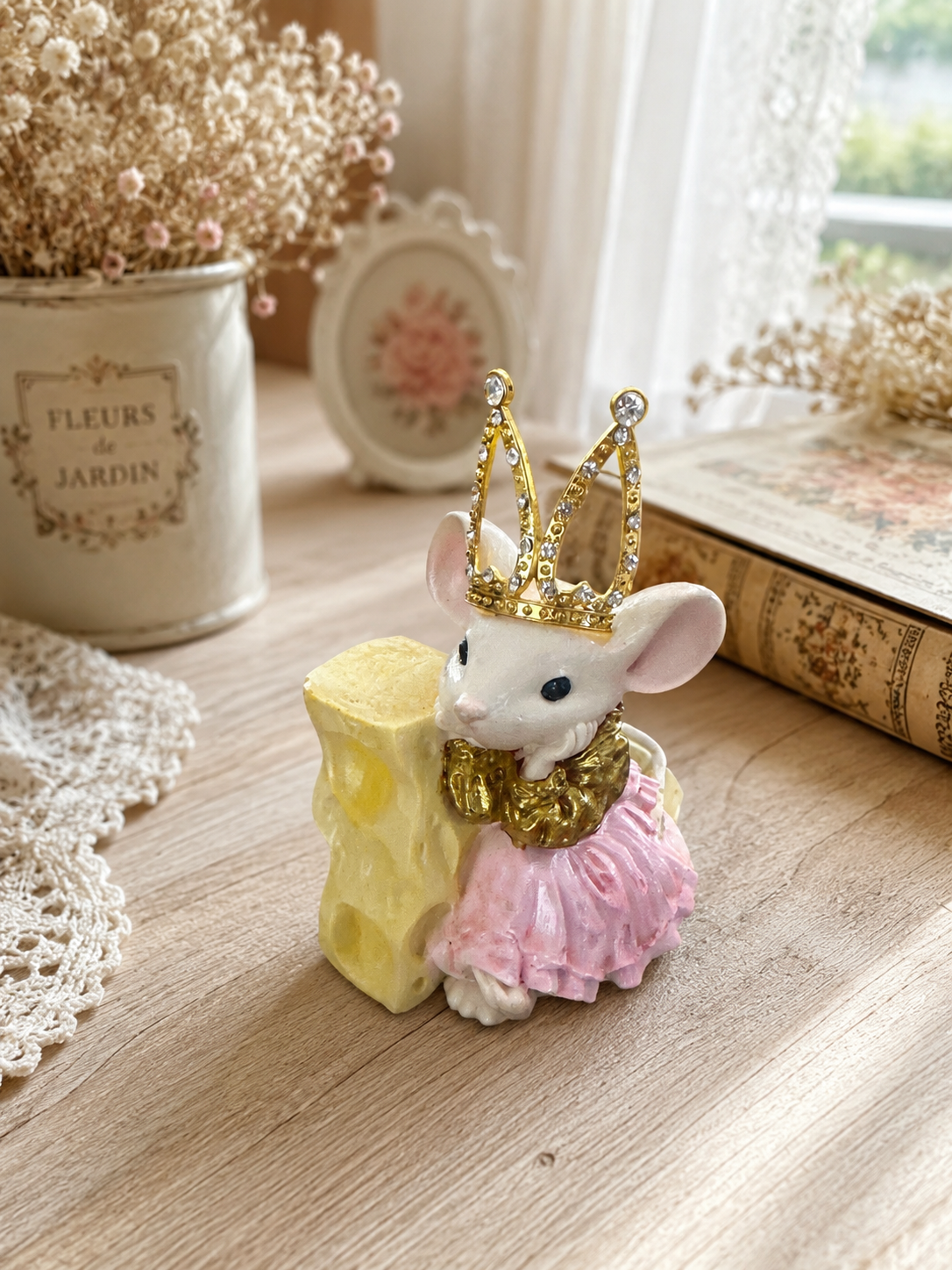 La petite reine a trouvé son trésor… 🧀✨