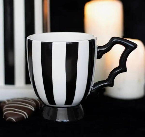 Tasse à thé gothique rayée en forme d'aile de chauve-souris