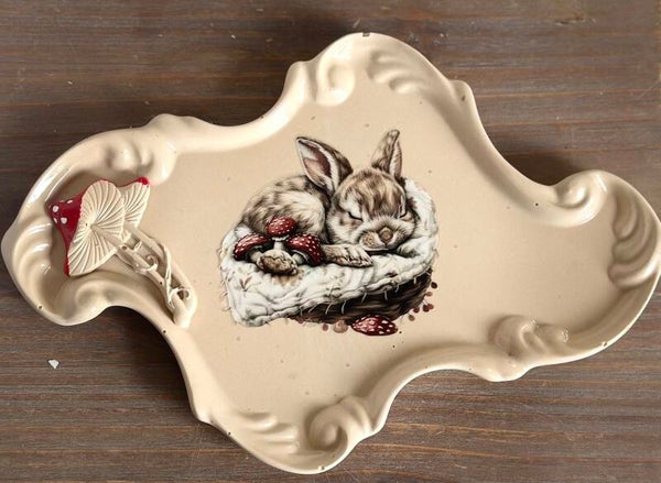 🐇🍄 Plateau décoratif “Lapin rêveur et champignons féeriques” –