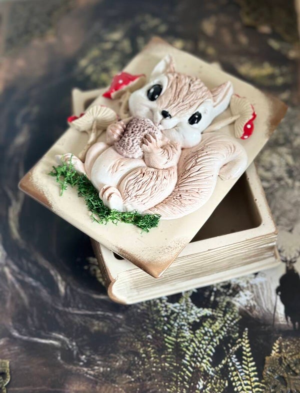 Boîte décorative “Grimoire enchanté” – Écureuil féerique