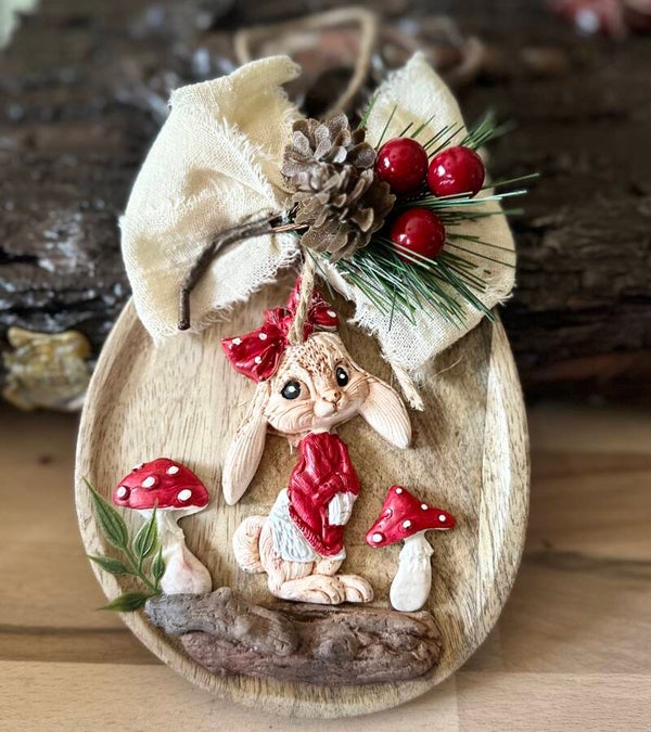 Sous les champignons rouges – Petit lapin à suspendre”