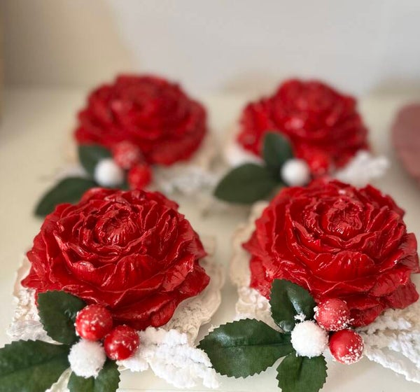 Pivoine Rouge Givrée – Éclat Magique de Noël ✨
