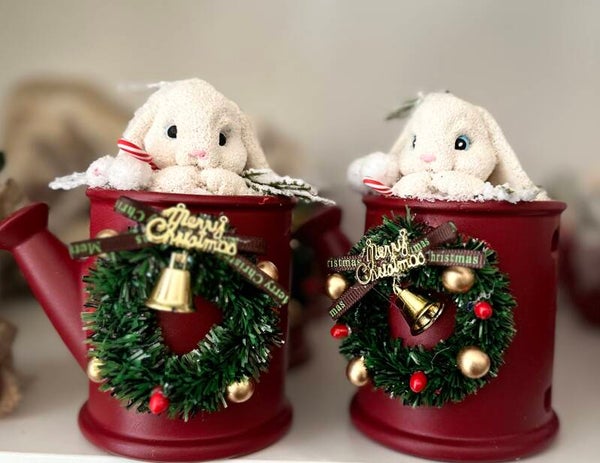 Lapin de Noël dans son Arrosoir – Vendu à l’unité ✨