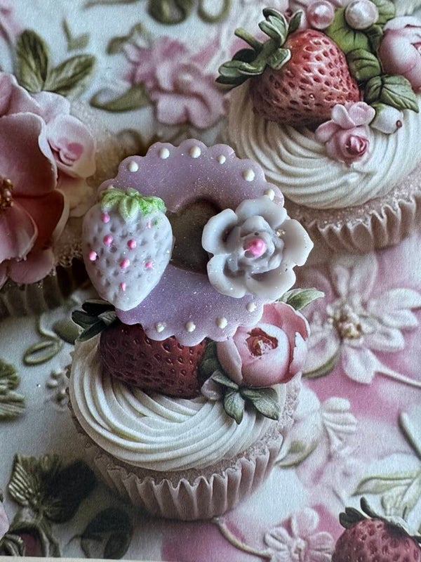 “Chou & Mignonnerie : Le Fondant Parfumé gâteau ( prune rose et patchouli)