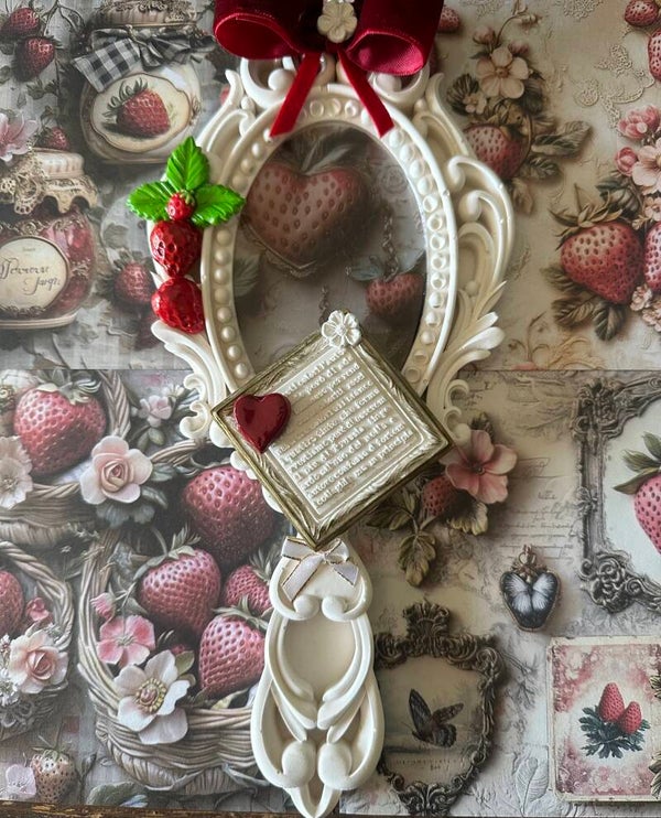 “Miroir à Main Romantique – L’Élégance Artisanale au Cœur de vos Émotions”