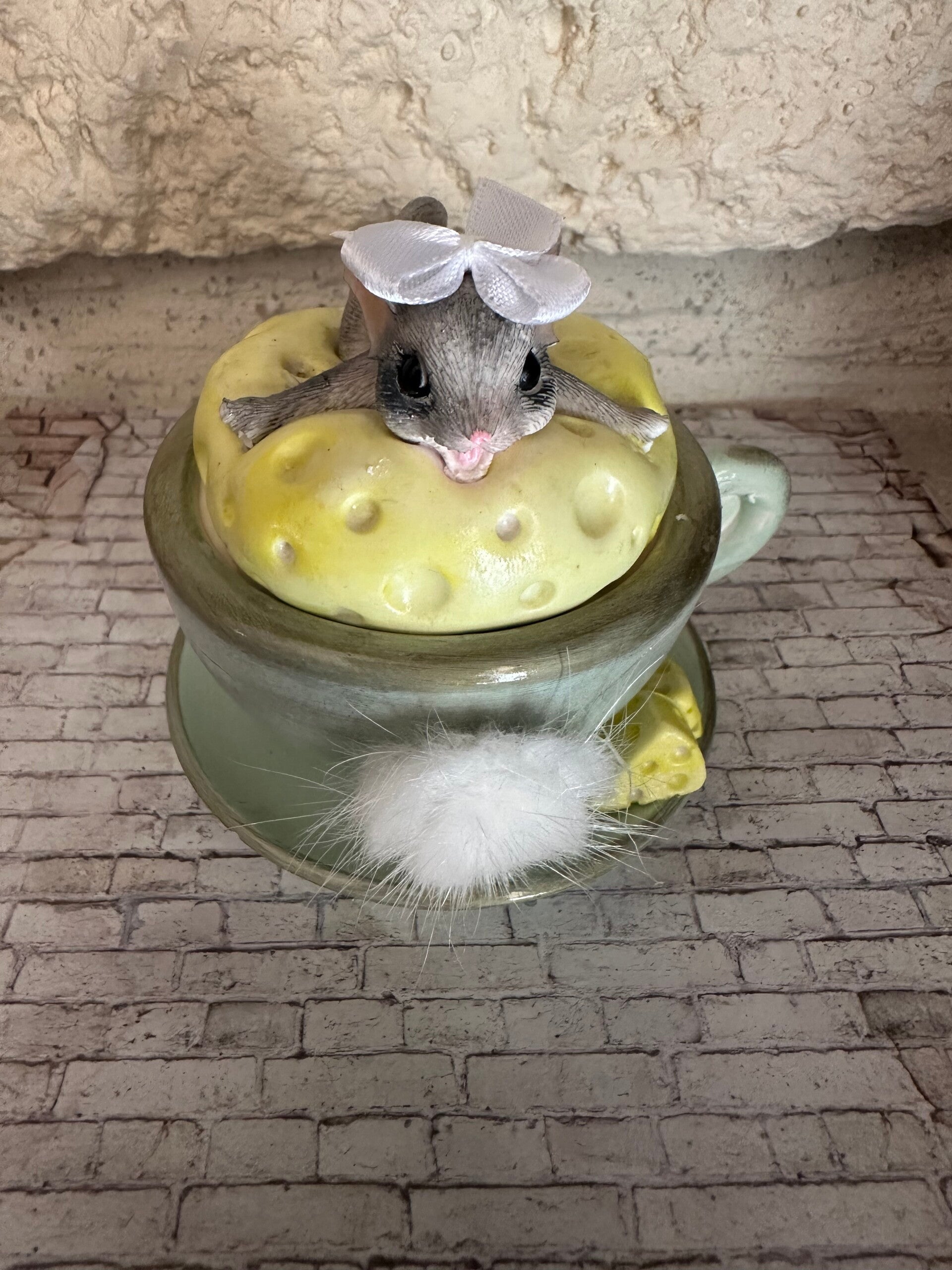 “Souris Féérique sur Tasse Vintage – Décoration Adorable”