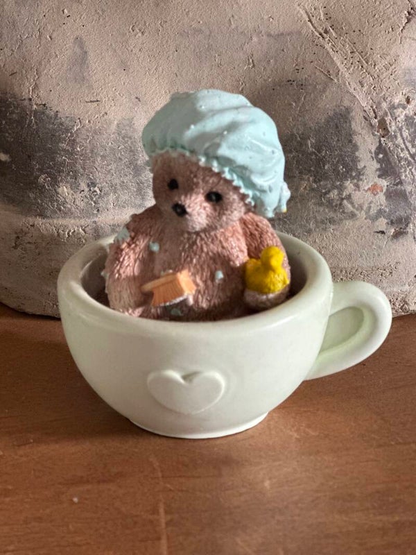 Adorable Décoration – Ourson Bain dans Tasse de Lait Chocolaté