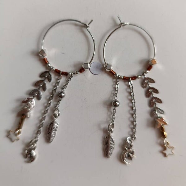 PE-BOCRE-REF00001-(13.00€)- Une Grande Paire Boucle Oreille Créole- Thème Astre (Argenté) - Perles Miyuki avec Breloques sur Trois Chaines à Suspension Verticale