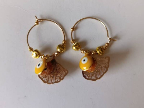 PE-REF05001-(9.00€)- Une petite Paire BO Créole - Demi Fleur (Doré) - Breloques Yeux Turquie Jaune Suspendues