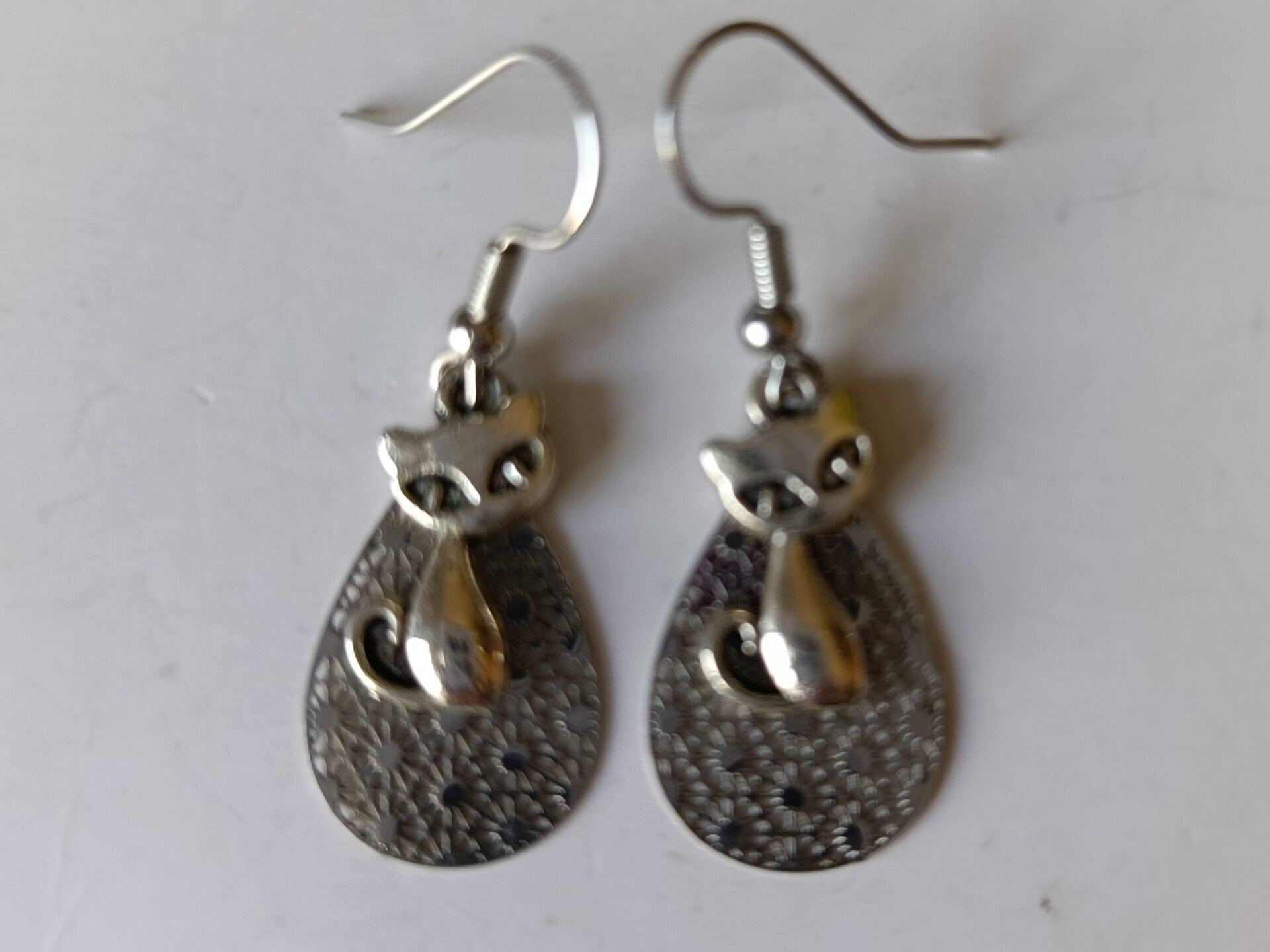 PD-REF06028-(9.50€)- Une Paire BO à Crochet - Thème Animal-Chat (Argenté) - Support Stratifié
