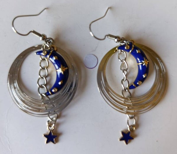 PD-REF06032-(13.00€)- Une Paire BO à Crochet - Thème Croissant Lune (Bleu) - Grand support stratifié et Breloque sur Tige