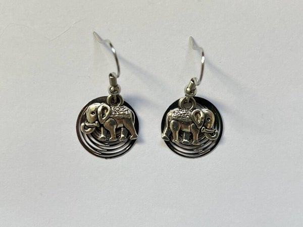 PD-REF06036-(9.00€)- Une Paire BO à Crochet - Thème Animal Elephant (Argenté) - Support Stratifié - Argenté