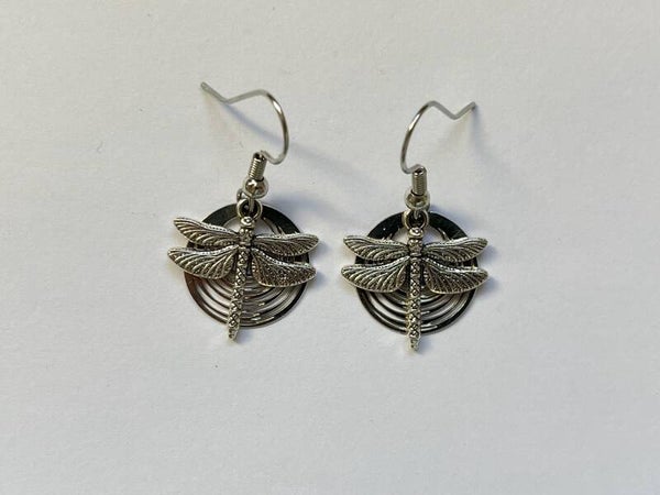 PD-REF06038-(9.00€)- Une Paire BO à Crochet - Thème Animal Libellule (Argenté) - Support Stratifié - Argenté