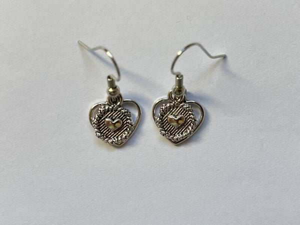 PD-REF06041-(8.50€)- Une Paire BO à Crochet - Thème Coeur Strié (Argenté) - Support Superposé Coeur