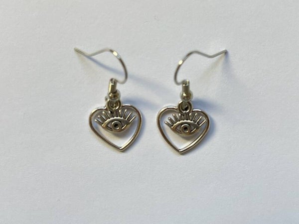 PD-REF06042-(8.50€)- Une Paire BO à Crochet - Thème Oeil (Argenté) - Support Superposé Coeur