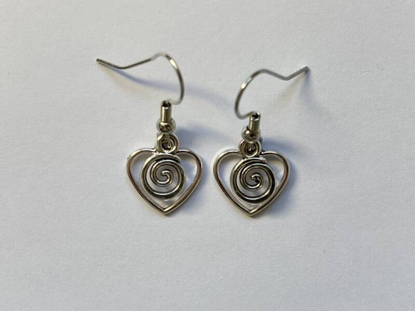 PD-REF06043-(8.50€)- Une Paire BO à Crochet - Thème Rond Tourbillon (Argenté) - Support Superposé Coeur