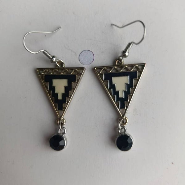PE-REF06048-(12.00€)- Une Paire BO à Crochet - Thème Triangle Noir et Crème - Pierre Suspendue (Noir)