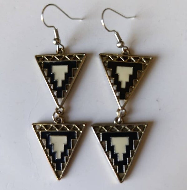 PE-REF06048-(11.00€)- Une Paire BO à Crochet - Thème Double Triangles Suspendus Noir et Crème