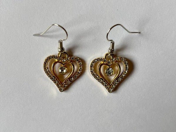 PD-REF06055-(7.00€)- Une Paire BO à Crochet - Thème Coeur - Interieur Percé - Contour Strass Argenté