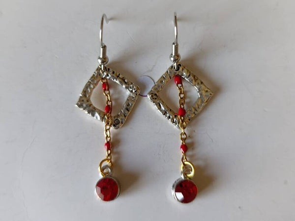 PD-REF06062-(12.00€)- Une Paire BO à Crochet - Thème Petit Carré (Argenté) - Pierre Rouge Suspendue sur chaine verticale rouge doré