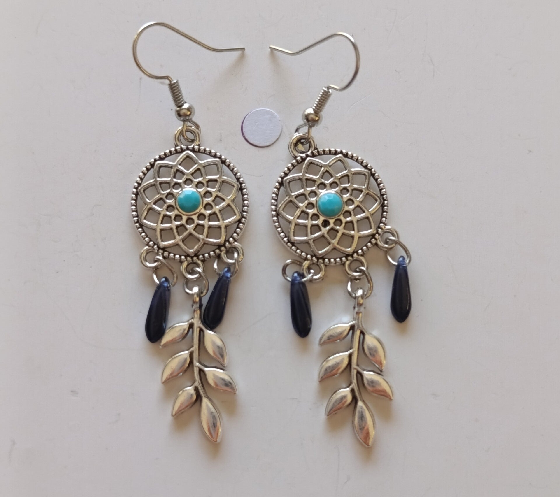PE-REF06067-(12.00€)- Une Paire BO à Crochet - Thème Rond Mandala Argenté - Feuilles et Gouttes Bleues Suspendues