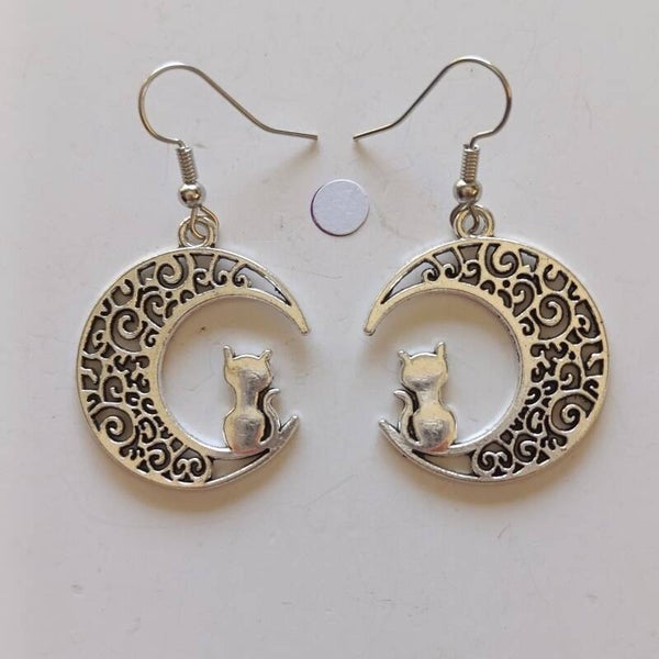 PD-REF06070-(7.50€)- Une Paire BO à Crochet - Thème Croissant Chat (Argenté)