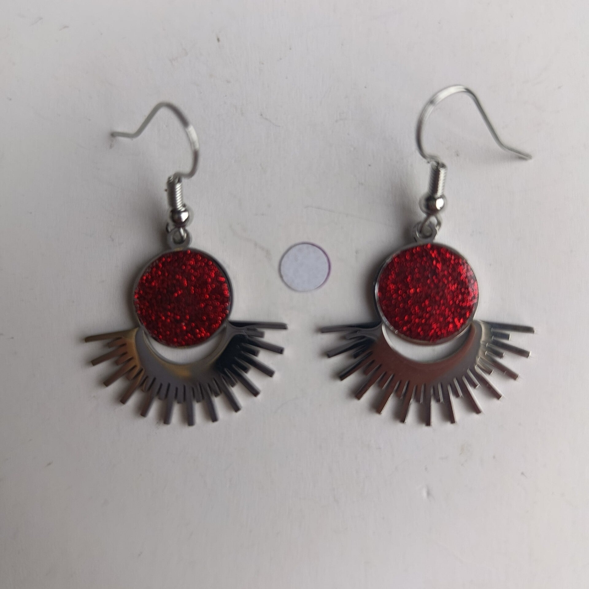 PD-REF06077-(9.00€)- Une Paire BO à Crochet - Thème Demi Soleil Rouge Strass