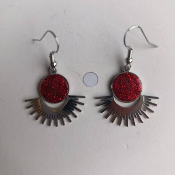 PD-REF06077-(9.00€)- Une Paire BO à Crochet - Thème Demi Soleil Rouge Strass