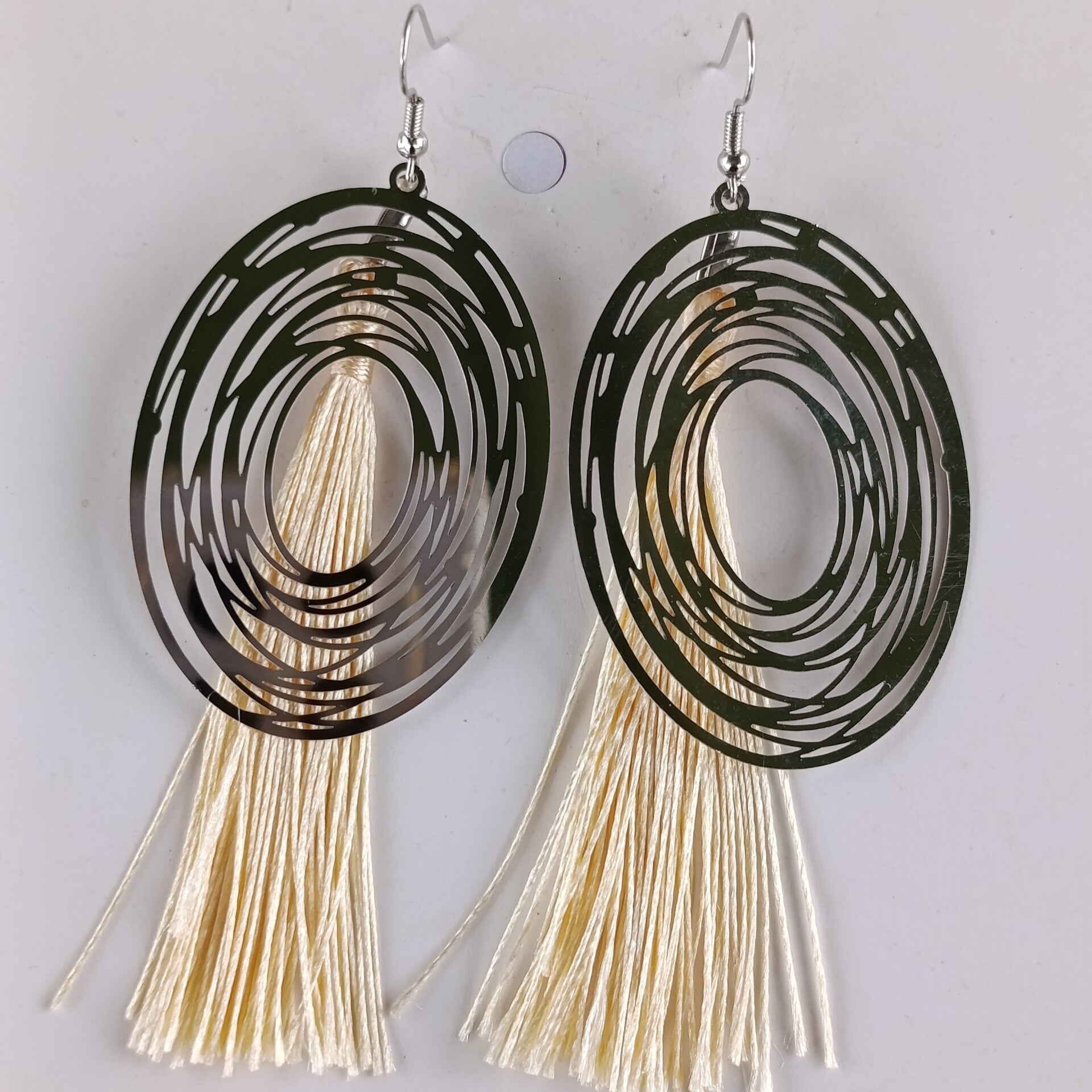 PE-REF06078-(11.00€)- Une Paire BO à Crochet (Argenté) - Thème Pompons Blanc Cassé - sur Grand Support Oval Stratifié (Argenté)