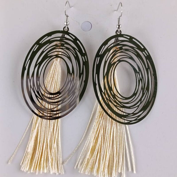 PE-REF06078-(11.00€)- Une Paire BO à Crochet (Argenté) - Thème Pompons Blanc Cassé - sur Grand Support Oval Stratifié (Argenté)