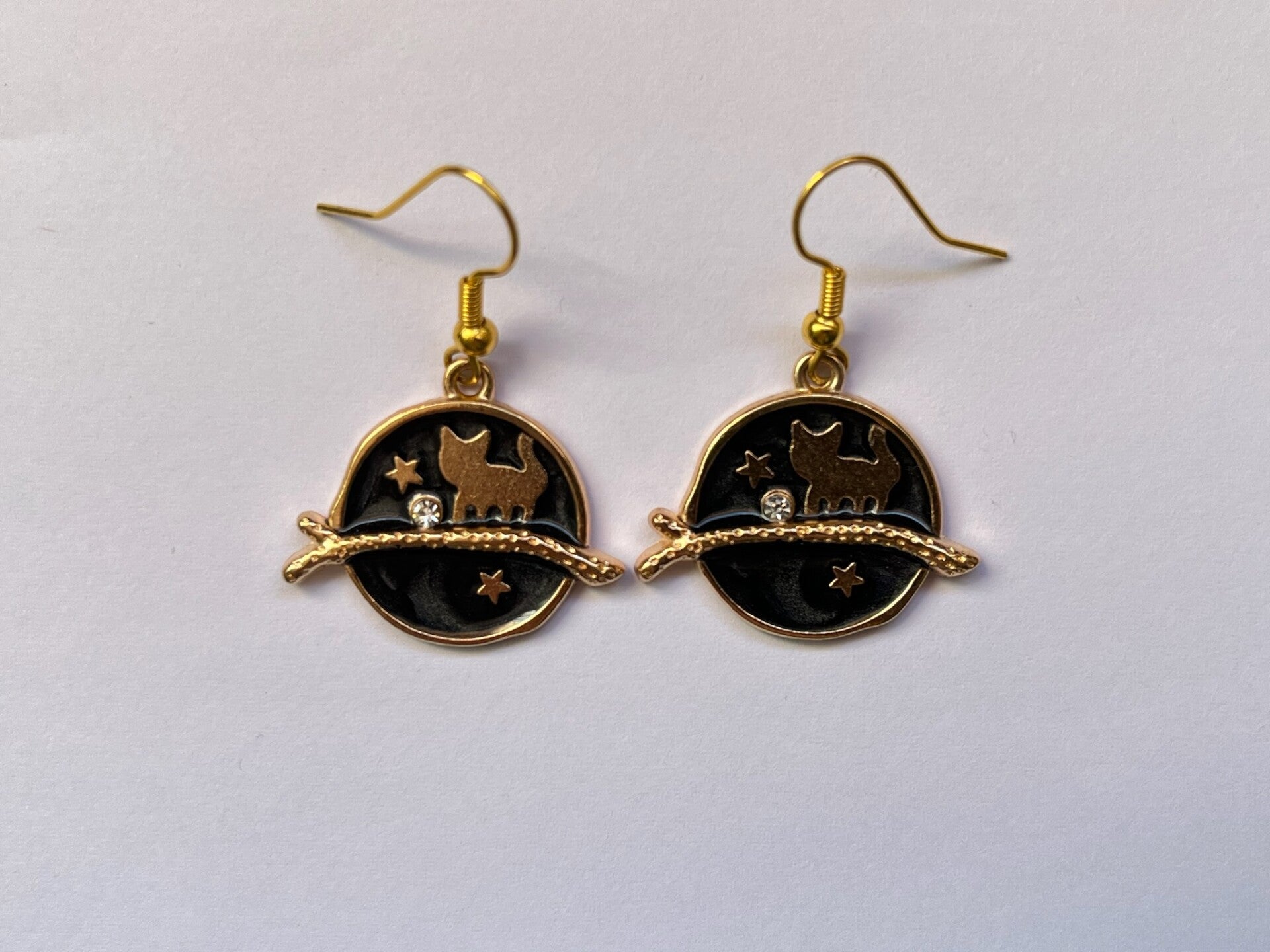 PD-REF08019-(7.50€)- Une Paire BO à Crochet - Thème Animal Chat/Astre Noir - Forme Ronde à Branche