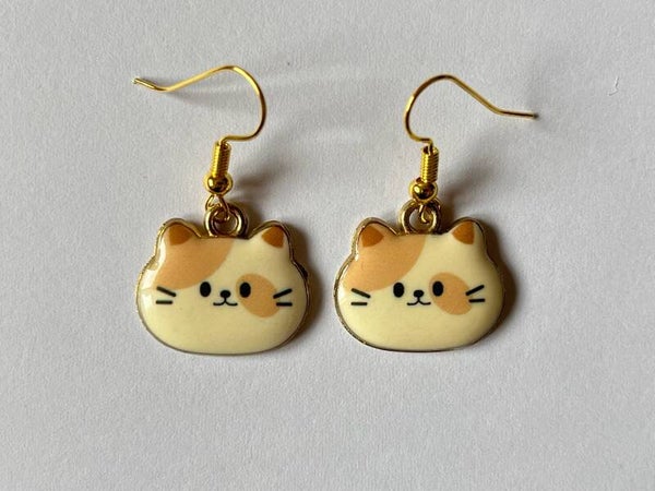 PD-REF08055-(5.00€)- Une Paire BO à Crochet - Thème Animal Chat Tete Blanc et Beige