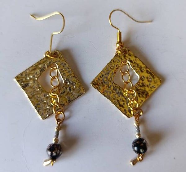 PD-REF08075-(12.00€)- Une Paire BO à Crochet - Thème Carré (Doré) - Tige Verticale à Perle Breloques Suspendues