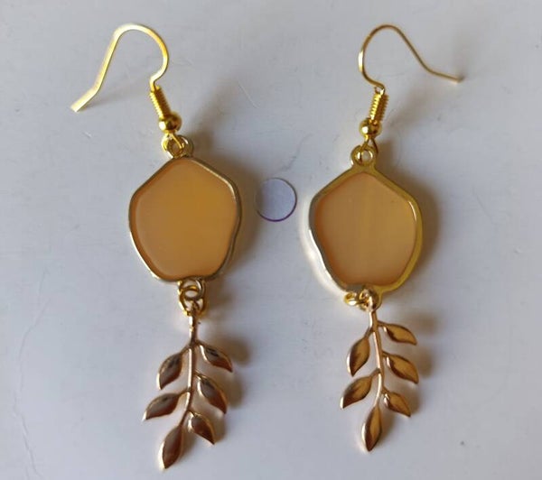 PD-REF08077-(13.00€)- Une Paire BO à Crochet - Thème Floral (Crème) - Feuille Double Suspension Verticale Epi (Doré)