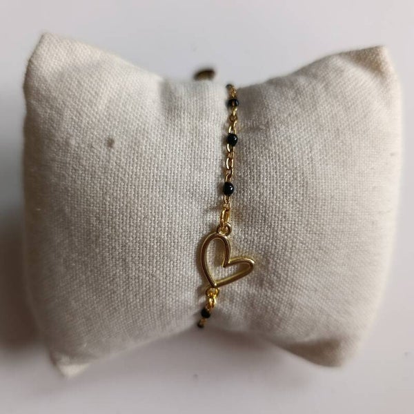 PE-BRCH-REF11009-(13.00€)-Un Bracelet Chaine Doré Perle Noir -  Breloque centrale Coeur creux Doré