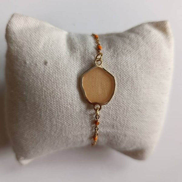 PE-BRCH-REF11012-(13.00€)-Un Bracelet Chaine Doré Perle Orange -  Breloque centrale Perle Translucide à forme irrégulière (Abricot)