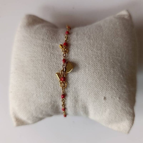 PE-BRCH-REF11013-(15.00€)-Un Bracelet Chaine Doré Perle Rouge -  Cinq Breloques Suspendues (Doré)