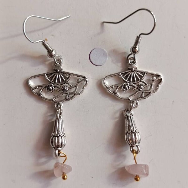 PE-REF06075-(12.00€)- Une Paire BO à Crochet - Thème Eventail Amulette et Perle Triple Suspension Verticale (Argenté)