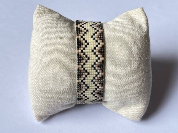 PD-REF0501-(29.00€)- Un Bracelet Souple Tissé Main Petites Perles Miyuki