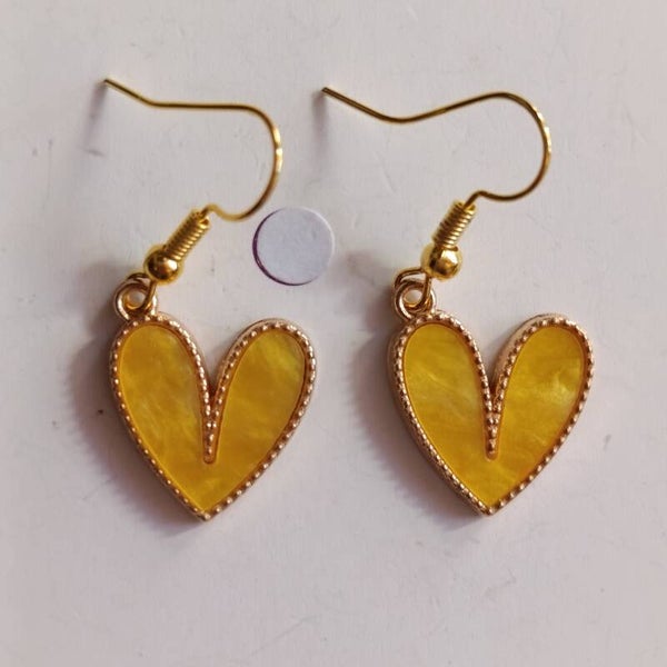 PD-REF08080-(7.00€)- Une Paire BO à Crochet - Thème Coeur Jaune - Suspension Asymétrique