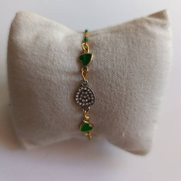 PE-BRCH-REF11006-(15.50€)-Un Bracelet Chaine Doré Perle Vertes -  Connecteurs Centraux Breloque Strass - Doublé Petits Coeurs Verts
