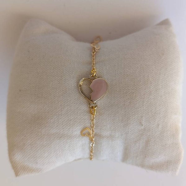 PE-BRCH-REF11012-(13.00€)-Un Bracelet Chaine Doré - Connecteur Centre demi coeur (Rose) et Chaine avec Coeurs creux (Doré)