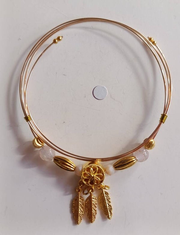 PE-BRM-REF13004-(15,50€)-Un Bracelet Métallique - Perles Centrales Coulissantes et à Plumes à Triple Suspension Verticale - Multis Tours (Doré)