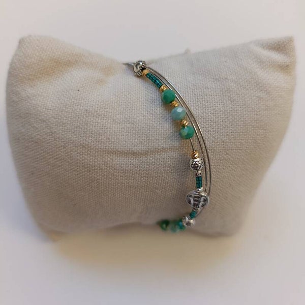 PE-BRM-REF13004-(14.00€)-Un Bracelet Métallique - Perles Centrales Coulissantes (Panaché Vert) - Thème Central Rond Granuleux (Argenté) - Multis Tours (Argenté)