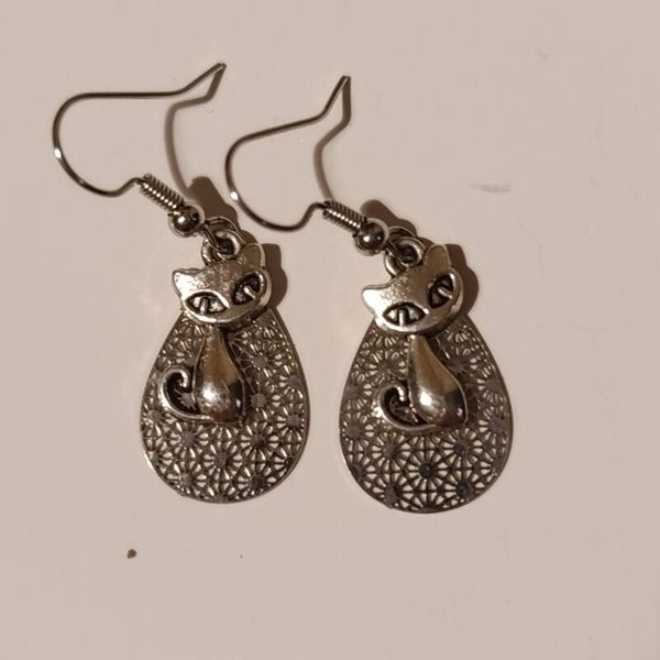 PD-REF5028-(9.50€)- Une Paire BO à Crochet - Thème Animal-Chat (Argenté) - Support Stratifié