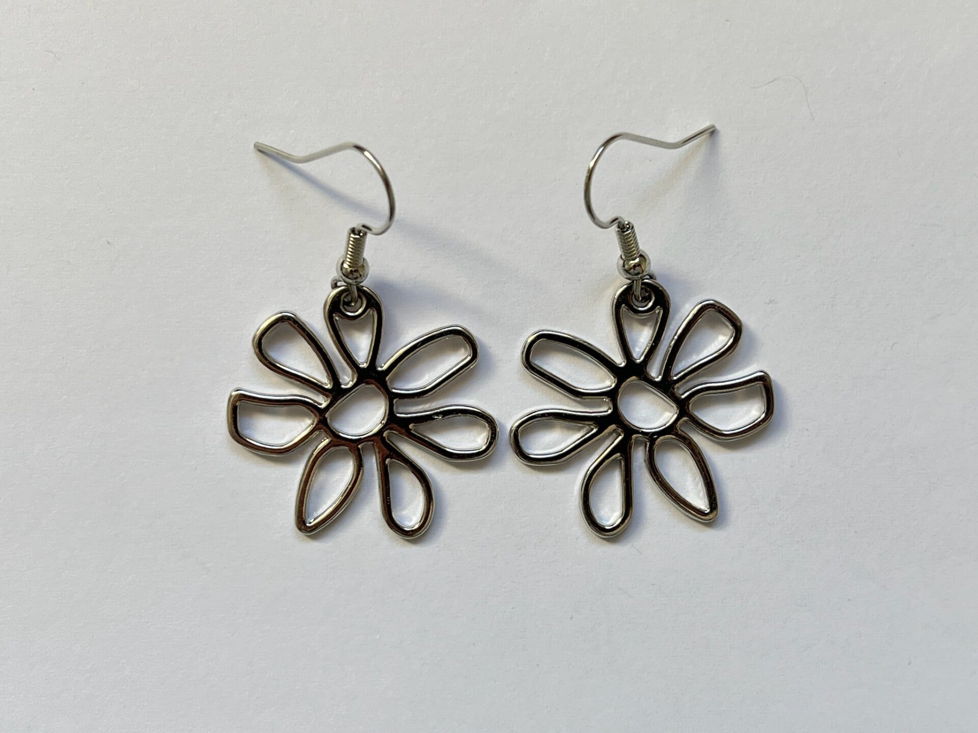 PD-REF5002-(7.50€)- Une Paire BO à Crochet - Thème Fleur Entière (Argenté) - Intérieur Percé